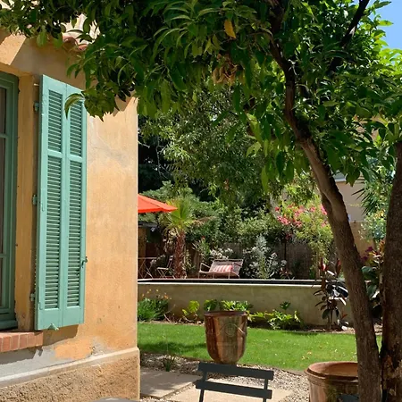 Bed & Breakfast La Des Amandiers 4*