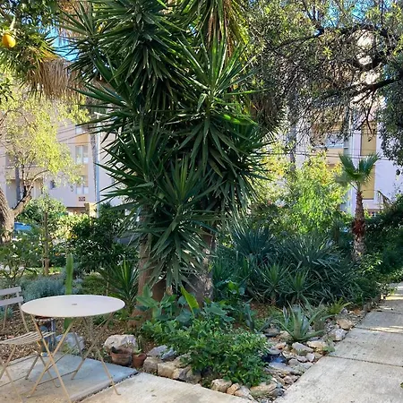 Alojamento de Acomodação e Pequeno-almoço La Des Amandiers 4*