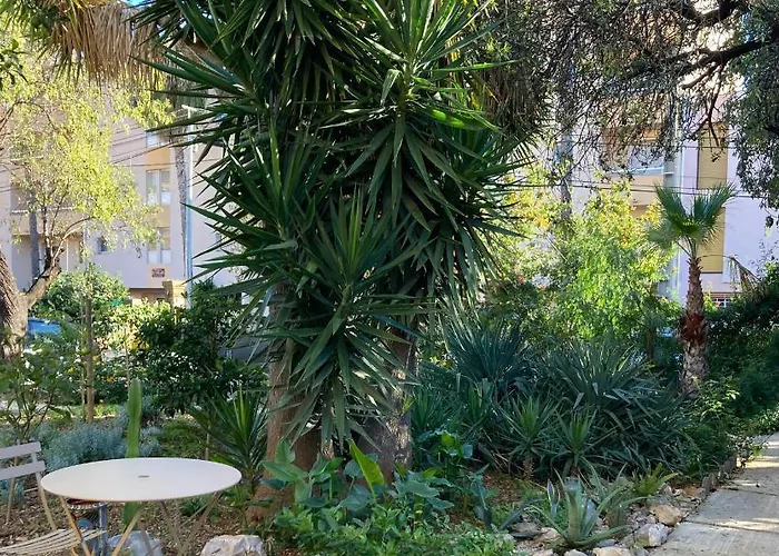 Bed & Breakfast La Des Amandiers 4*