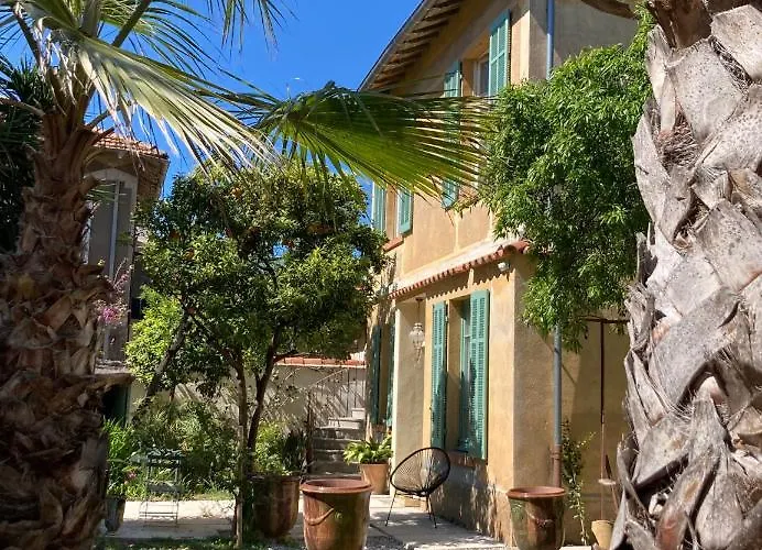 Bed & Breakfast La Des Amandiers 4*