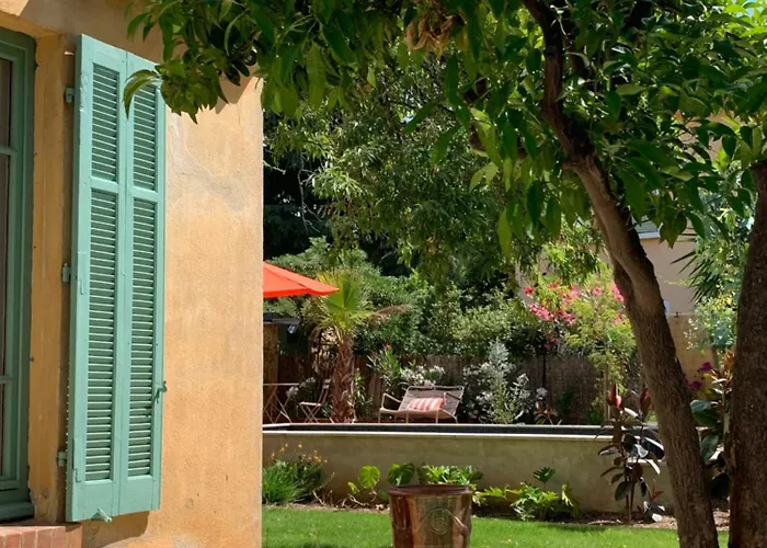 Bed and Breakfast La Des Amandiers 4*